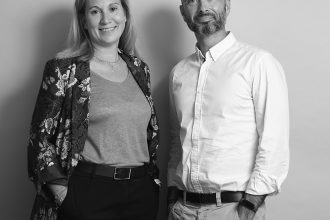 Isabelle Ducart-Dupuis et Yan Leblanc, spécialistes de la relation client chez Comdata, déploient de nombreuses initiatives sociales au titre de leur démarche de RSE (crédit : DR).